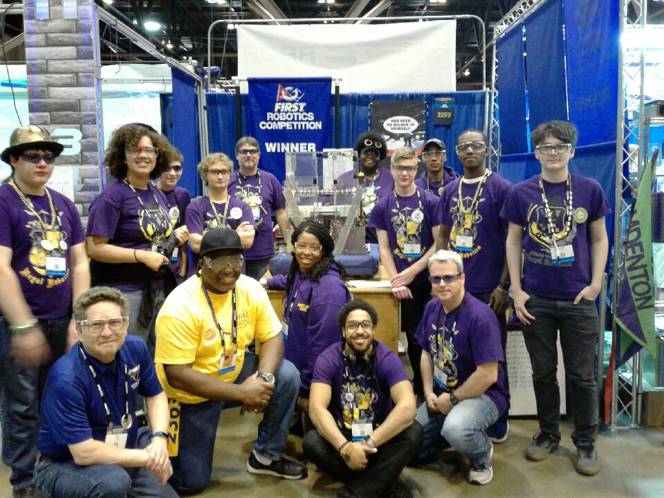 1CrystlNwtn's tweet image. ICN alum class of 85 alumworking with another team came by to take a pic with our team.  So proud of us! #RoyalRobotics #3359
