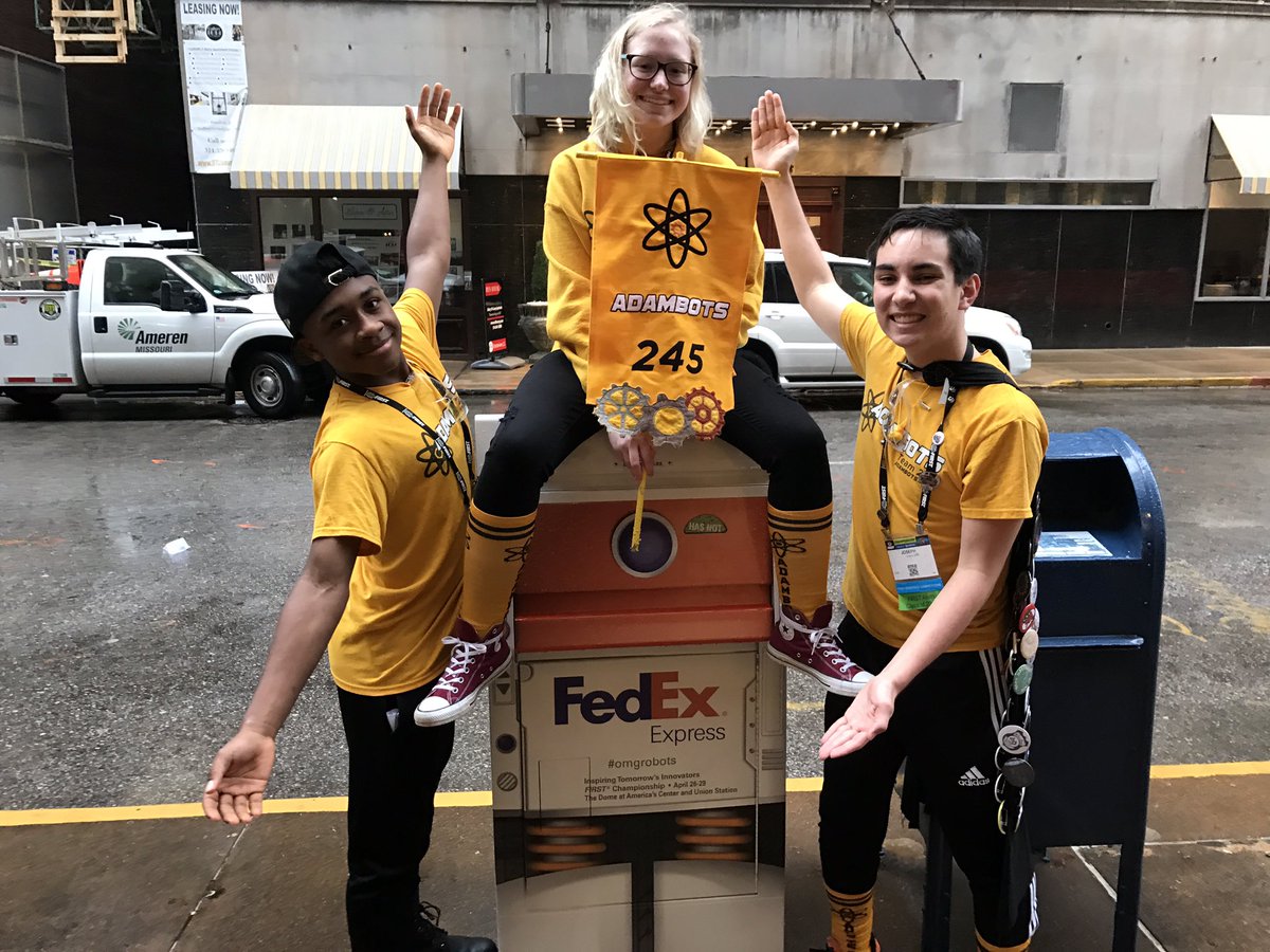 AdamBots's tweet image. Braving the rain to find the robot drop box! #FeDexcontest #omgrobots #frc245