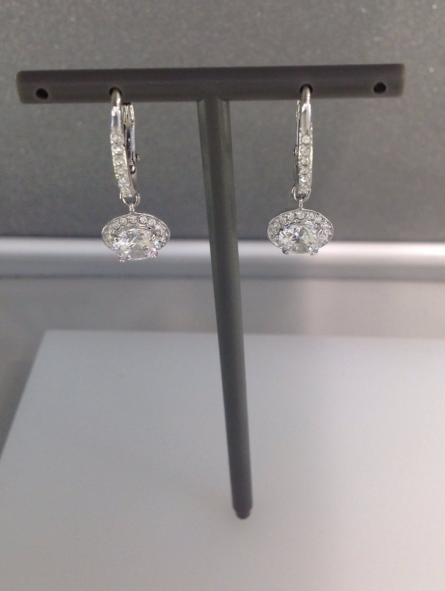 TWSwarovski's tweet photo. Looking for wedding inspiration? #looknofurther Find us @Royal_Shopper @charles_fish #swarovski #royaltunbridgewells https://t.co/1c6WI6pjrb