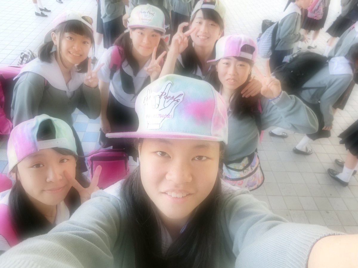 去年の今頃は6人で
合わせる物、髪の毛、食べたい物とか、
修学旅行のことで頭いっぱいやったな〜

なつかしい〜😶💭