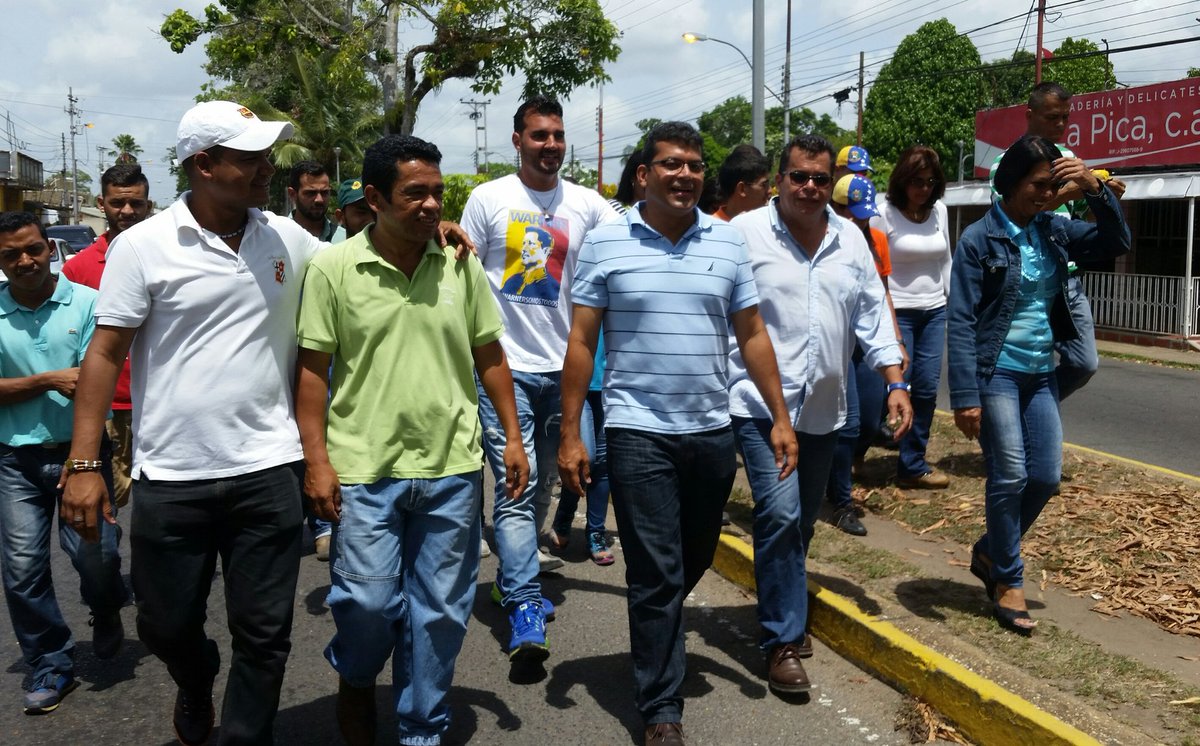 MiguelVeliz's tweet photo. Hoy #28A acompañamos a los diputados de @unidadvenezuela a visitar y a exigir la liberación de los #PresosPolíticos de #Venezuela https://t.co/MnzekPB4zl