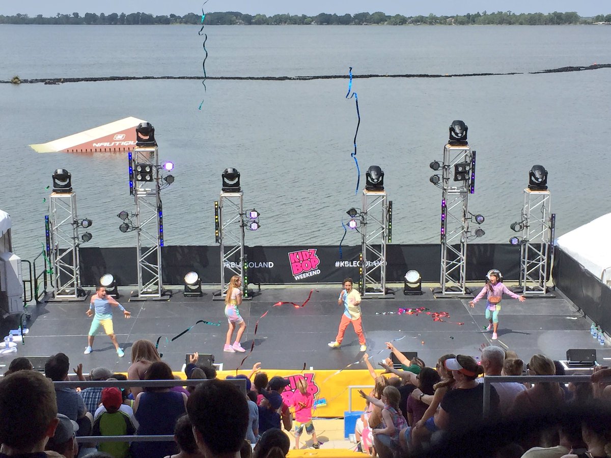 MickeyXtreme's tweet photo. The Kids and the Parents are having a fantastic time @LEGOLANDFlorida @KIDZBOP Concert #KBLEGOLAND https://t.co/GGxs3DD9Zr