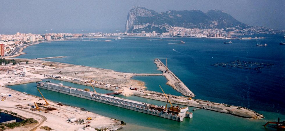 La ampliación del Puerto de Mónaco, que se hizo en la dársena de Crinavis, en Algeciras. Por dos empresas españolas.
Y para allá remolcado.