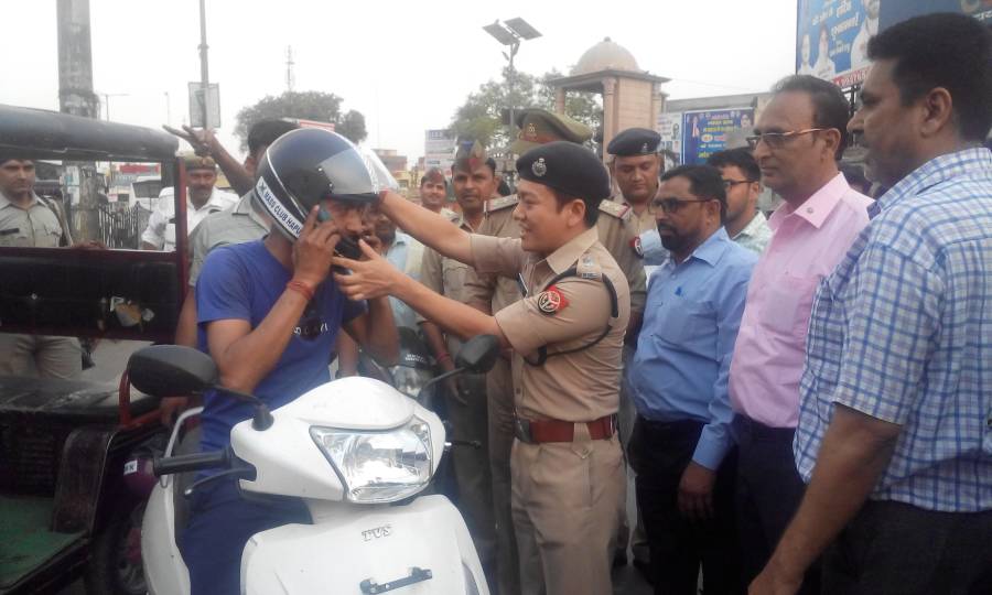 HAPUR POLICE (@hapurpolice) on Twitter photo <a href="/Uppolice/">UP POLICE</a> рдПрд╕рдкреА рд╣рд╛рдкреБрдбрд╝ рд╣реЗрдордиреНрдд рдХреБрдЯрд┐рдпрд╛рд▓ рджреНрд╡рд╛рд░рд╛ рд▓реЛрдЧреЛрдВ рдХреЛ рдирд┐рдГрд╢реБрд▓реНрдХ рд╣реИрд▓рдореЗрдЯ рдмрд╛рдВрдЯрдХрд░ рдпрд╛рддрд╛рдпрд╛рдд рдирд┐рдпрдореЛрдВ рдХрд╛ рдкрд╛рд▓рди рдХрд░рдиреЗ рдХреЗ рд▓рд┐рдП рдЬрд╛рдЧрд░реВрдХ рдХрд┐рдпрд╛ рдЧрдпрд╛ #hapurpolice <a href="/Uppolice/">UP POLICE</a> рдПрд╕рдкреА рд╣рд╛рдкреБрдбрд╝ рд╣реЗрдордиреНрдд рдХреБрдЯрд┐рдпрд╛рд▓ рджреНрд╡рд╛рд░рд╛ рд▓реЛрдЧреЛрдВ рдХреЛ рдирд┐рдГрд╢реБрд▓реНрдХ рд╣реИрд▓рдореЗрдЯ рдмрд╛рдВрдЯрдХрд░ рдпрд╛рддрд╛рдпрд╛рдд рдирд┐рдпрдореЛрдВ рдХрд╛ рдкрд╛рд▓рди рдХрд░рдиреЗ рдХреЗ рд▓рд┐рдП рдЬрд╛рдЧрд░реВрдХ рдХрд┐рдпрд╛ рдЧрдпрд╛ #hapurpolice