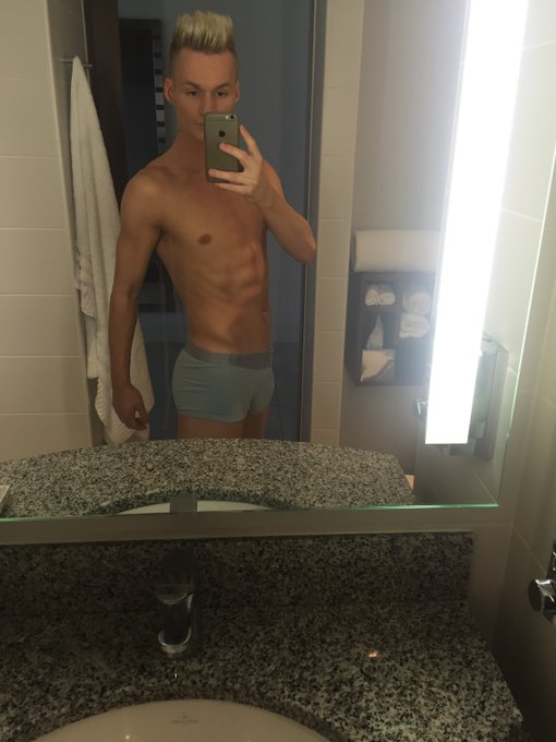 I love hotel bathroom lighting ? https://t.co/nBmkbnMmFw