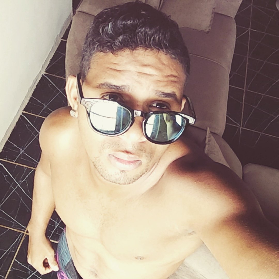Frases Para Status on Twitter "Vale a pena lembrar que a sua felicidade é vocª quem faz se vocª n£o for atrás do que quer ninguém vai no seu lugar