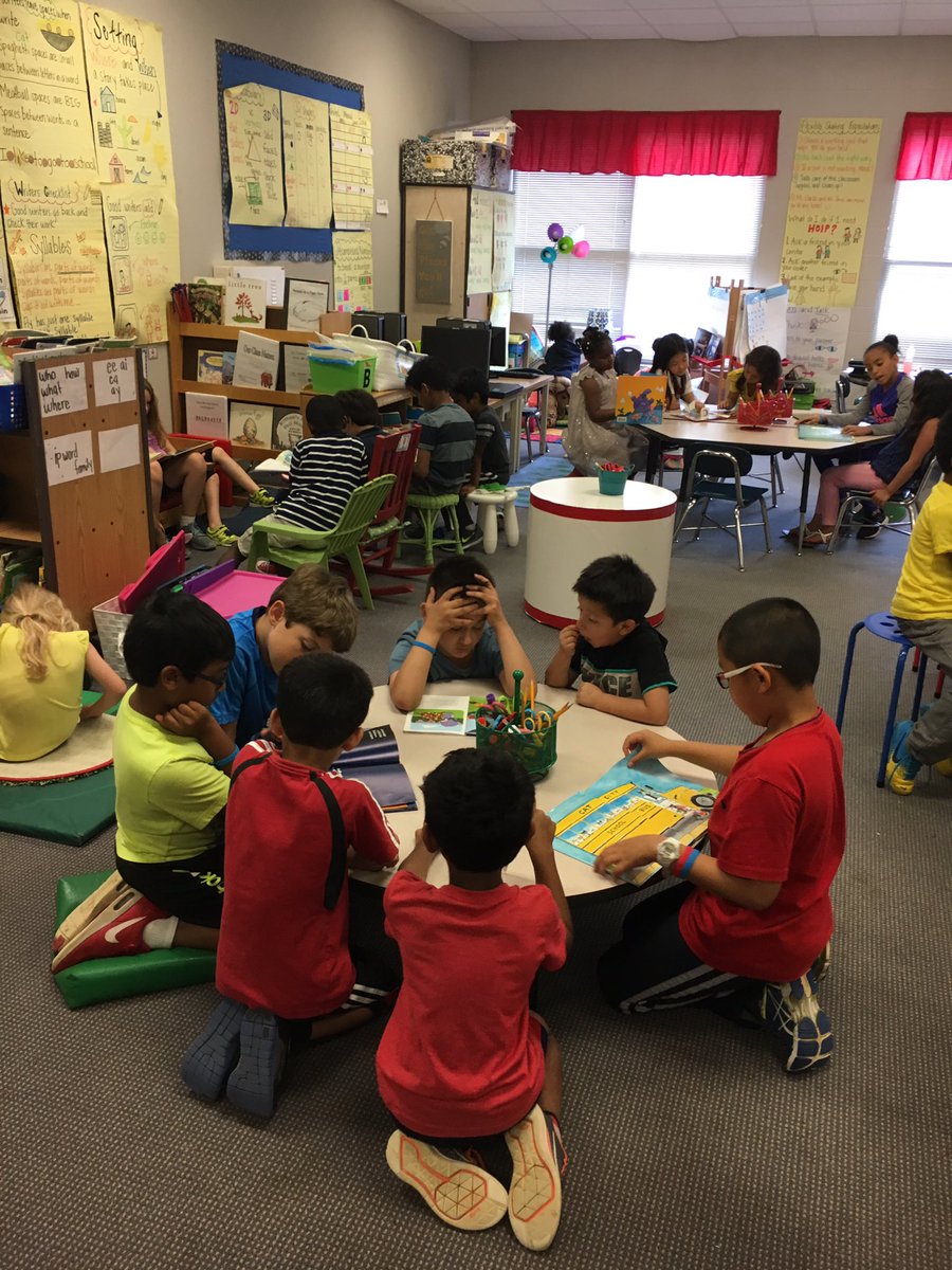 jprideNC's tweet image. There is a buzz of reading and friendship with our book buddies. #wzrdpd