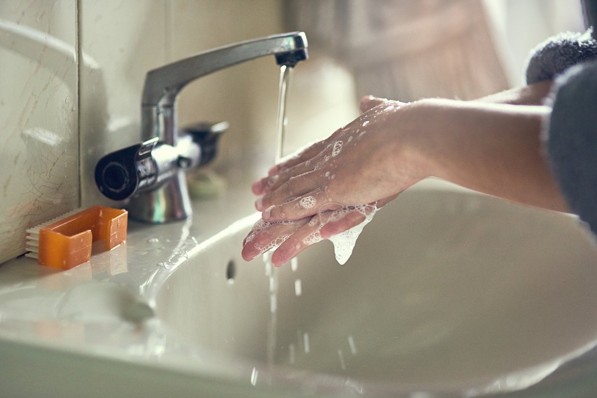 When you wash your hands, do you use cold or warm water? This is what you should be using: cle.clinic/2qnLrI6