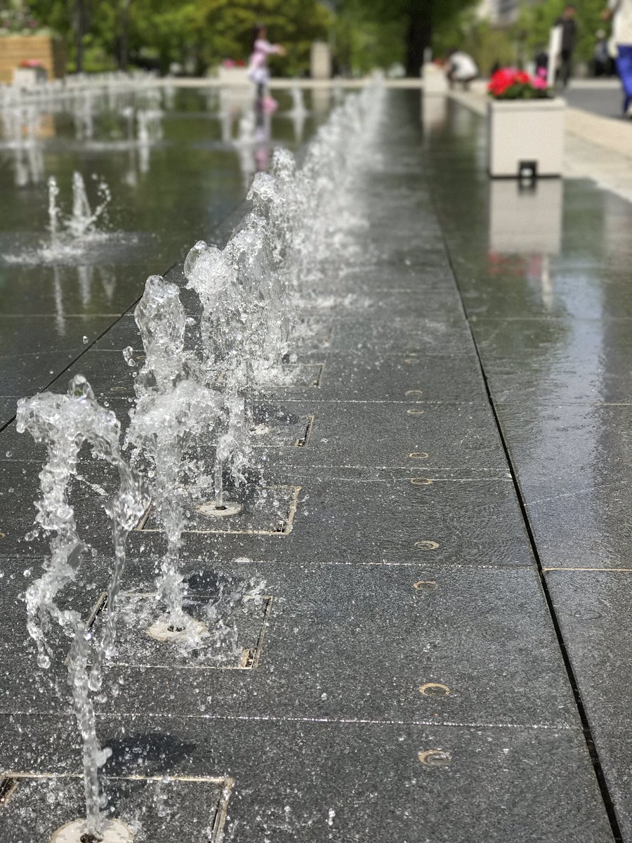 Yukio Obuchi 横浜美術館前の噴水 入って遊ぶなって書いてあるけど そりゃむりってもんでは