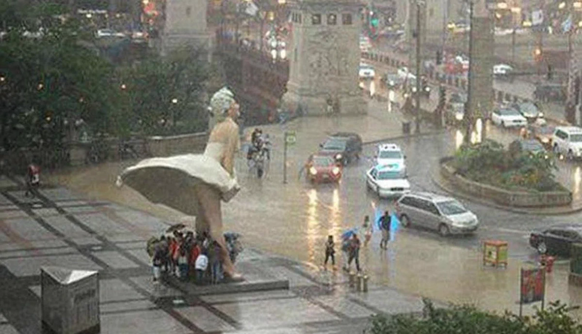 完全に利用されてるwwマリリンモンローが雨宿りに使われていたww