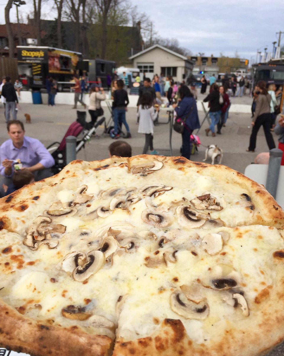 Alien invasion or just one really big #pizza? <a href="/bestianera/">BESTIA</a> is killing it tonight at @HbviewChevy with their pizza pies. Come on by!