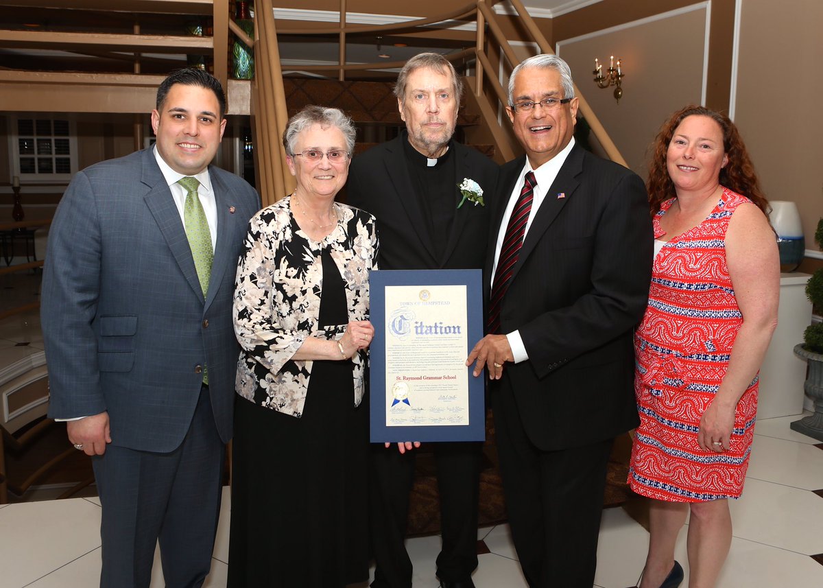 AnthonyJSantino's tweet image. #CommunityFirst w @HempsteadTown neighbors at #StRaymonds Dinner Dance. The pastoral team's ministry makes a positive difference!@RVCDiocese