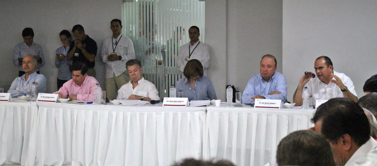 veedorcucuta's tweet photo. Cristo, Ciro y Chacón, únicos parlamentarios presentes en la visita presidencial. Los demás sólo aparecen a buscar votos y no para ayudar. https://t.co/sSLMXJmIrH