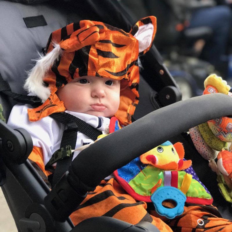 After four innings, the #Tigers trail the White Sox, 3-2.  Also, these two fans are adorable. https://t.co/FxEBqmd9mi