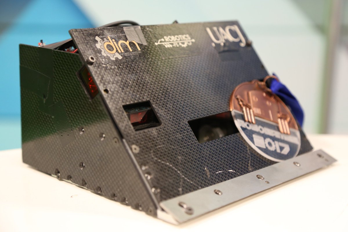 Notimex's tweet image. Saúl Mora Tena y Andrés Ramírez Calderón de la @UACJmx obtuvieron medalla de bronce en competencia mundial #RoboGames2017 en modalidad Sumo