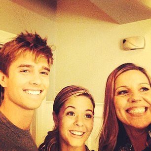 picsofpll's tweet image. PISA MENOS FAMÍLIA ICÔNICA EU TE IMPLORO