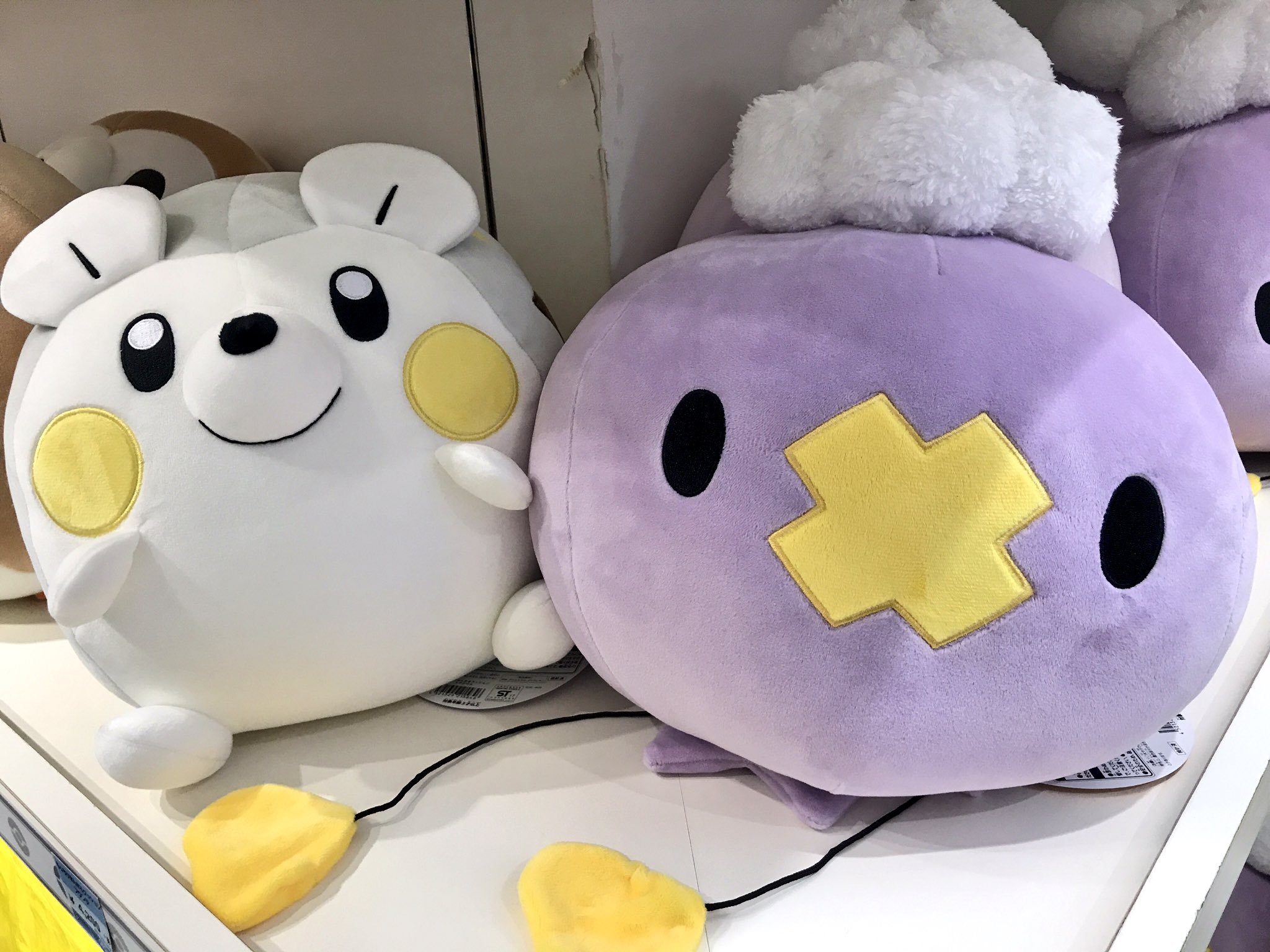 ヒノッチ 本日発売 もっちりまんまるクッション もちっとしていてモクローの足の隠れてる感がこれまたかわいい W ポケモンセンター ポケセン ヒノッチ 本日発売 もっちりまんまるクッション もちっとしていてモクローの足の隠れてる感がこれまたかわいい W ポケモンセンター ポケセン