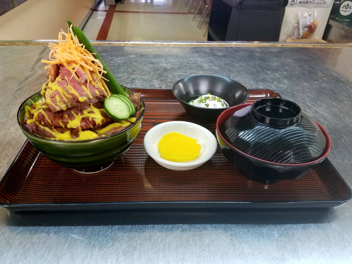 マルカンビル大食堂 Gw特別メニュー第1弾 ローストビーフ丼 0円 50食限定 ご覧の通りのお肉てんこ盛りs ﾟ ﾟﾉ ﾉ あえて サワークリーム ではなく 寿司飯と黄身酢 にステーキソースで酸味を出してます 5 2 火 5 7 日 限定です