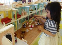 シルバニアファミリー 公式 Pa Twitter 全国5か所にある おもちゃ王国 では シルバニアファミリーのお家や人形で自由に遊ぶことができる シルバニアファミリー館 があります 岡山県にあるおもちゃ王国には 新たに タウンシリーズ をテーマにした施設が登場
