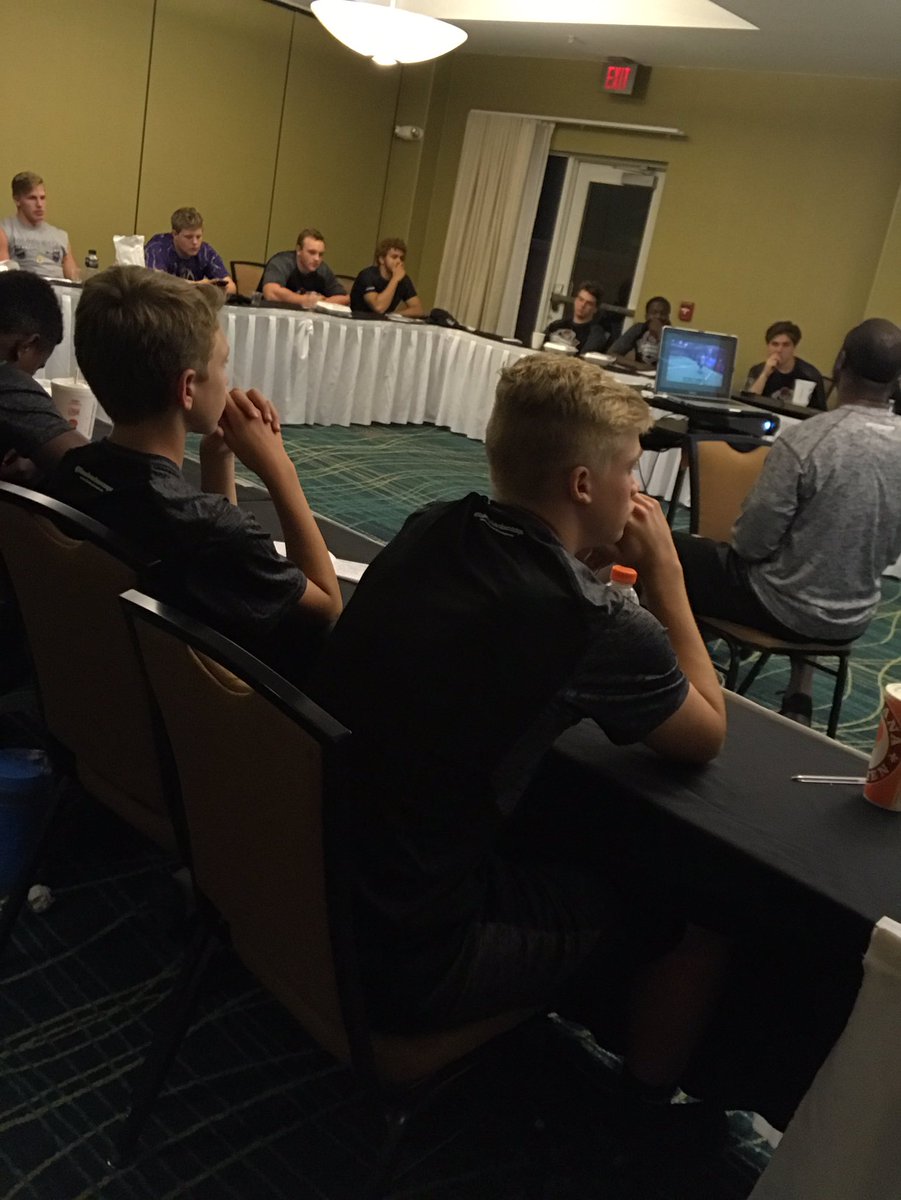 LinebackerCamps's tweet image. Friday night 11:00 PM Linebacker University film session! #progressneverstops