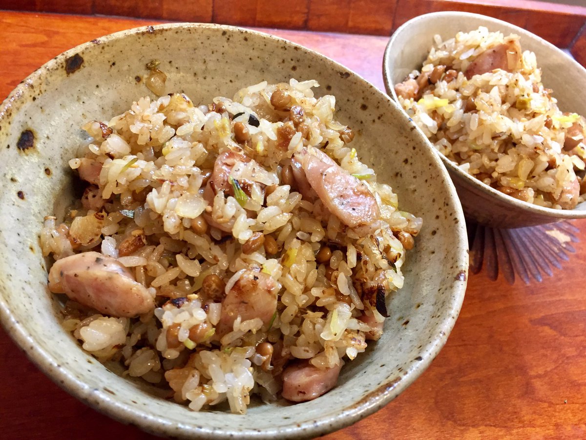 おりえ 納豆ガーリック炒飯 昨晩のステーキの牛脂で 今迄ベチョっとして何度もこれという炒飯が出来なかったけど もう失敗しない 牛脂を熱しソーセージを炒め火が通ったら 刻んだ玉葱 ニンニクをしんなりするまで炒める 納豆 刻んだ豆豉を加え 解凍