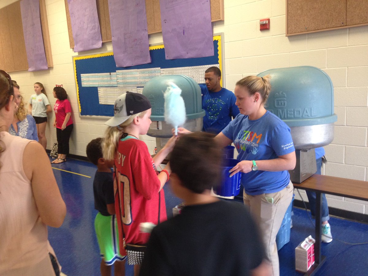 Shawnl8's tweet photo. #nle17 Spring Carnival fun! #nlels @missbecker07 @bhamiltonlcps @kate_bouch21 @kgoldensclass @kandersonsclass @MsNolandsClass https://t.co/AGR49V4Tyd