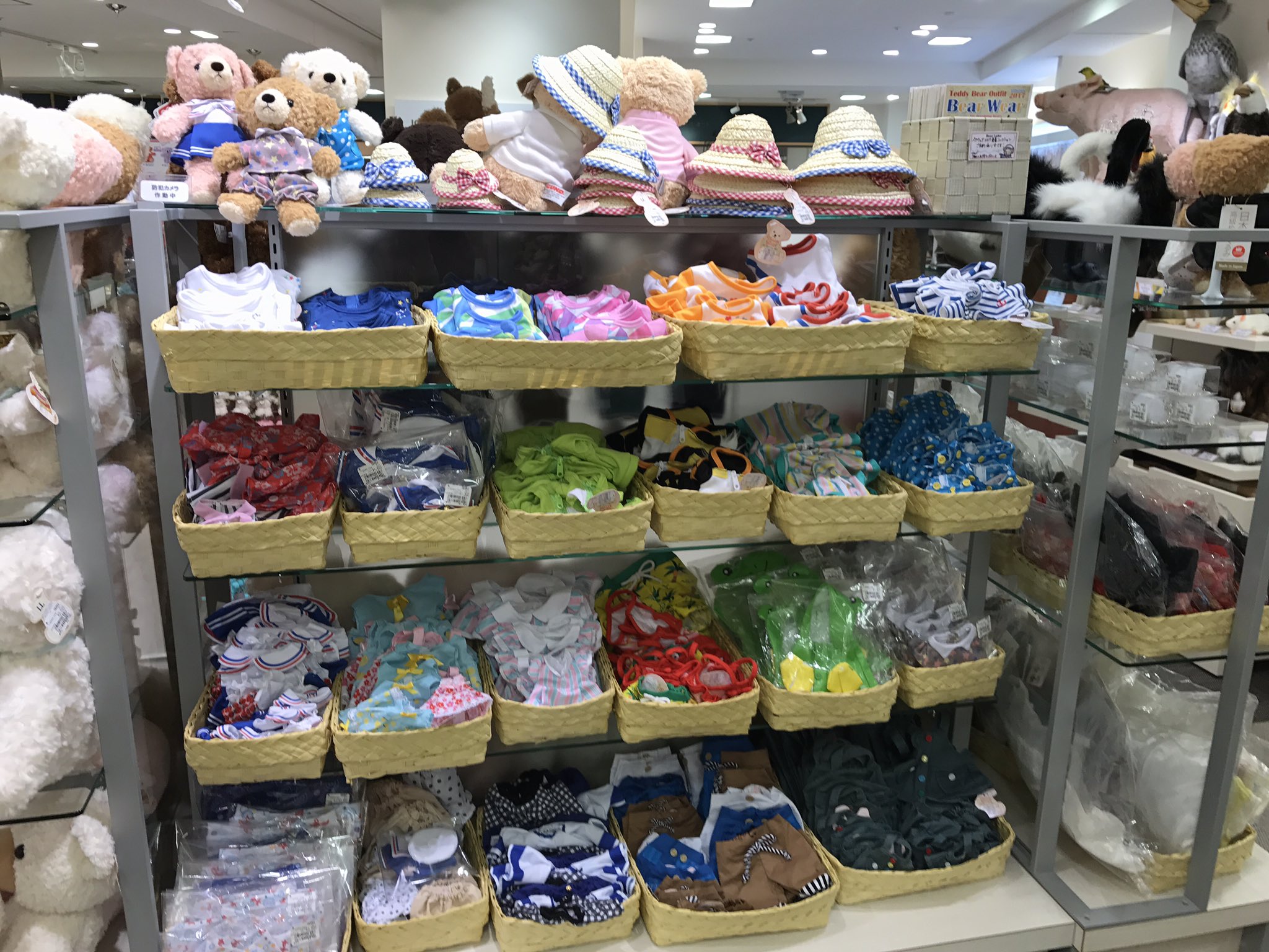 あずま Auf Twitter 西武池袋7階にある ぬいぐるみ用の洋服屋さん Bear Labo に行ってきました べべちゃんサイズの洋服もありました 洋服のサイズはss Ll べべちゃんはほぼssサイズで ダッフィにも着せられるサイズもありました T Co 8bbe9gitvl