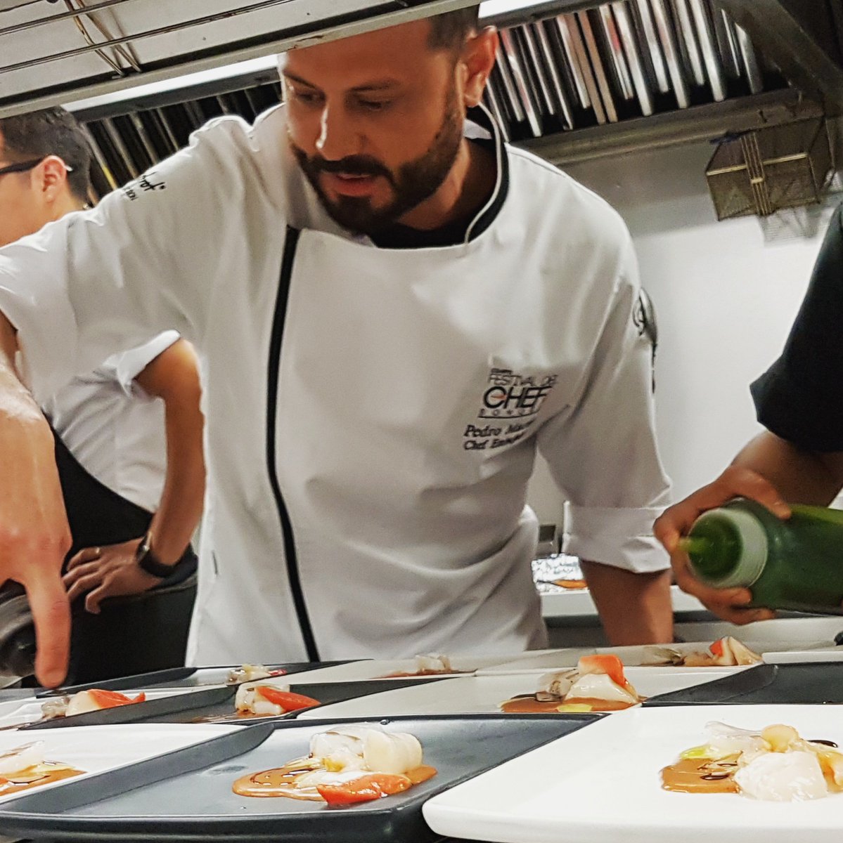 Chef <a href="/Ic7Pedro/">Pedro martin</a> preparando el primer tiempo en Barriquero Norte. #FestChef