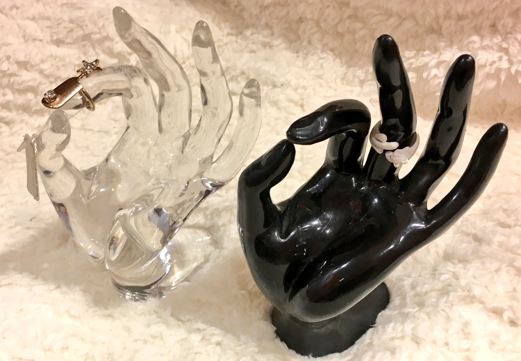 サンキューマート町田ジョルナ店 アクセサリースタンド こちらなんと 手の形をした アクセサリースタンドになります 指輪を置くのにぴったりです 是非ご覧ください もちろん全品390円 税 毎日がバーゲン価格 いいねと思ったら サンキューマート町田ジョルナ店 アクセサリースタンド こちらなんと 手の形をした アクセサリースタンドになります 指輪を置くのにぴったりです 是非ご覧ください もちろん全品390円 税 毎日がバーゲン価格 いいねと思ったら