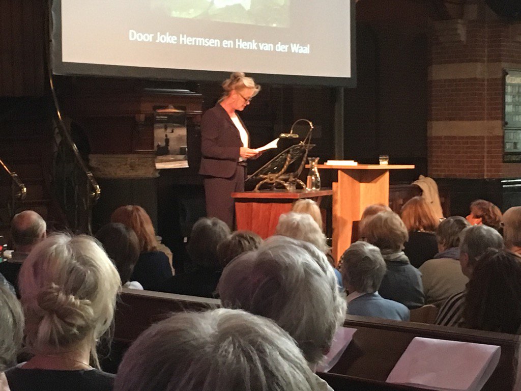 Het is vol bij de lezing in Rotterdam van <a href="/JokeHermsen/">Joke Hermsen</a> en de dialoog met <a href="/HenkvanderWaal/">Henk van der Waal</a> <a href="/Querido_nl/">Uitgeverij Querido</a> <a href="/arbeiderspers/">De Arbeiderspers</a>