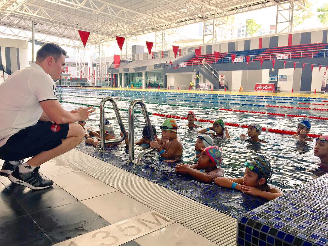 .@antonyjamesfly, AquaElite coach sharing knowledge and experience with the kids.