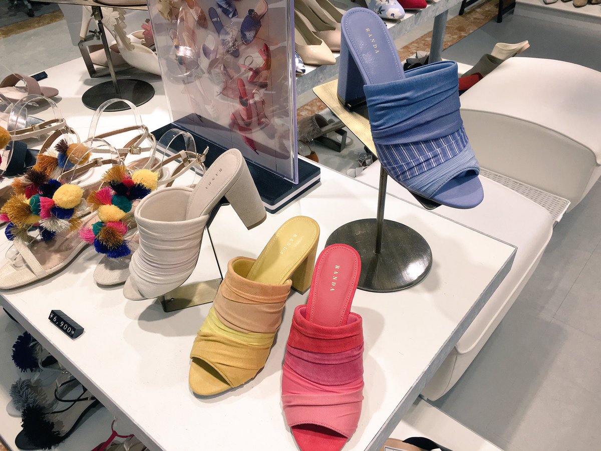 名古屋parco 名古屋パルコ 西館4f ランダ グラデーションカラーのミュールサンダル サッと気軽に履けて足を綺麗に魅せてくれる優れもの 履き心地にもこだわっています 名古屋parco 名古屋パルコ 西館4f ランダ グラデーションカラーのミュールサンダル サッと気軽に履けて足を綺麗に魅せてくれる優れもの 履き心地にもこだわっています
