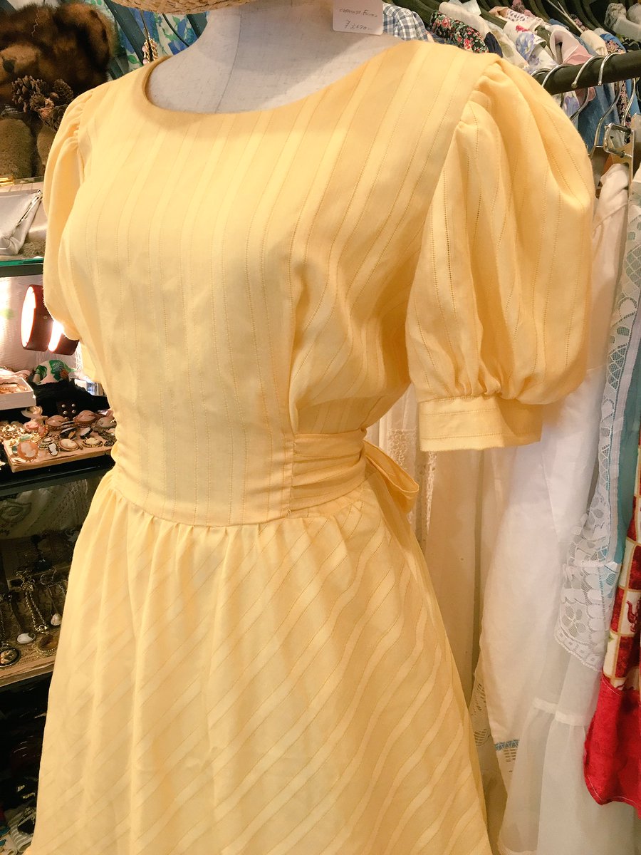 Comyu Vintage U S A 70年代アメリカ古着より ガーリーなイエローワンピースをご紹介いたします 夏らしいレモン色が爽やかなお色で ふんわりパフスリーブにフィットアンドフレアラインのガーリーなデザインとなっています T Co