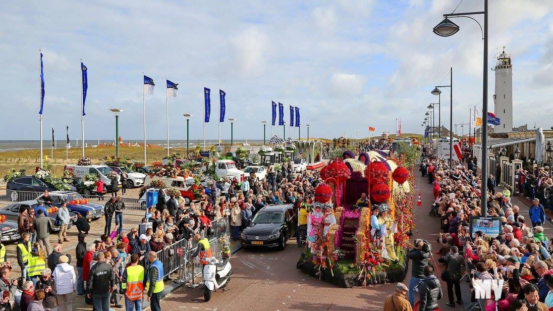 VisitNoordwijk's tweet photo. Nagenieten van het bloemencorso? Kijk vanmiddag vanaf 16.05 uur #corso2017 @OmroepMAX @NPO2 
Foto:@MarcelVIP @NoordwijkZH https://t.co/qzJOsZ6sFM
