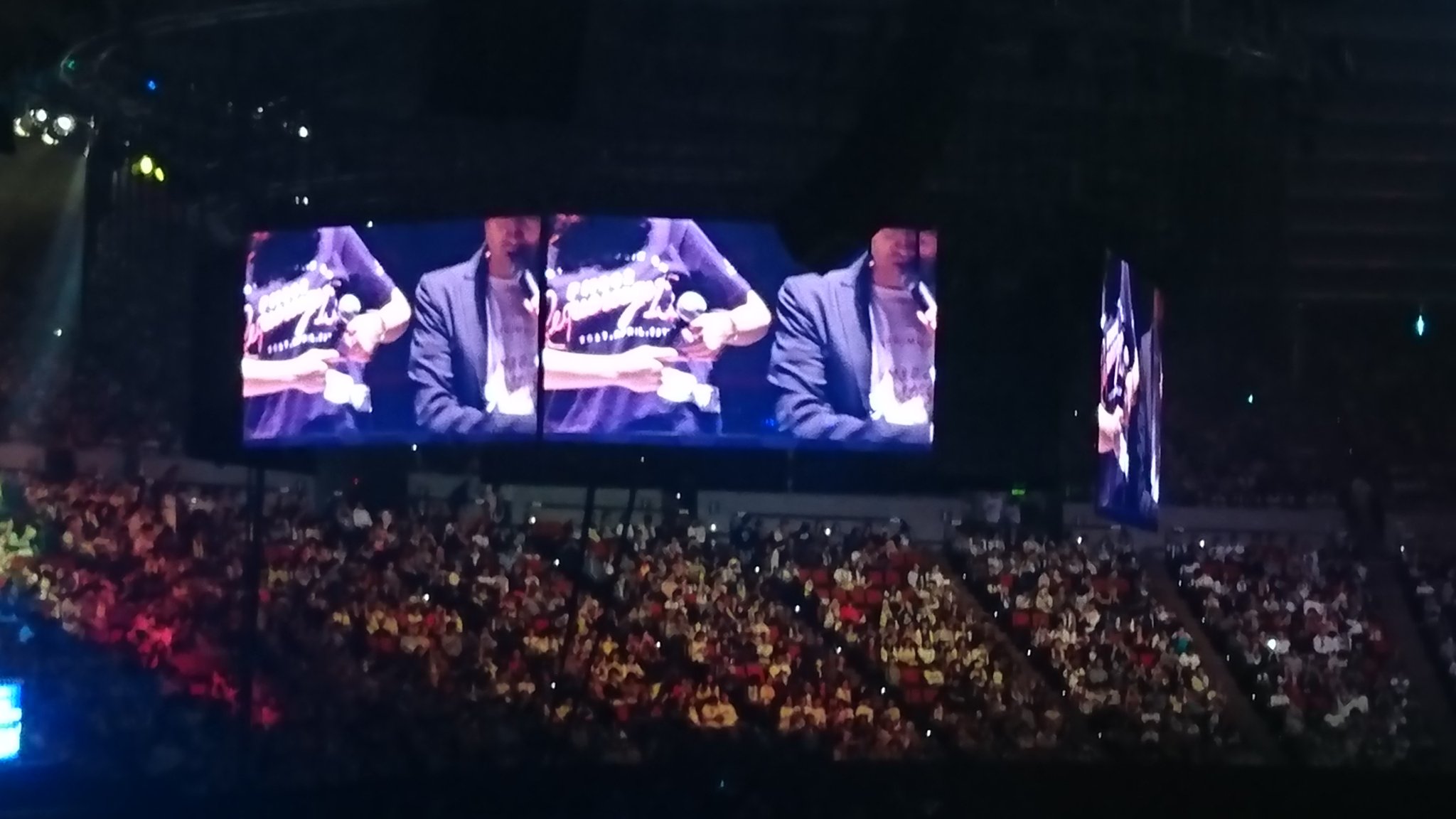 さやえんどう Fm802 Requestage 15 大阪城ホールなう 横長ステージでスタンディングの視界確保 ステージ上の 360度スクリーンでバックスタンド席の見切れを解消 なるほど こんな感じでやってるんなやね Fm802 リクステ T Co Tp81ryr1sc