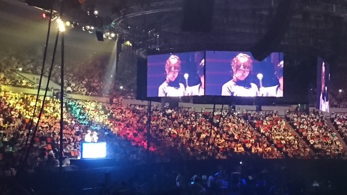 さやえんどう Na Tviteru Fm802 Requestage 15 大阪城ホールなう 横長ステージでスタンディングの視界確保 ステージ上の 360度スクリーンでバックスタンド席の見切れを解消 なるほど こんな感じでやってるんなやね Fm802 リクステ