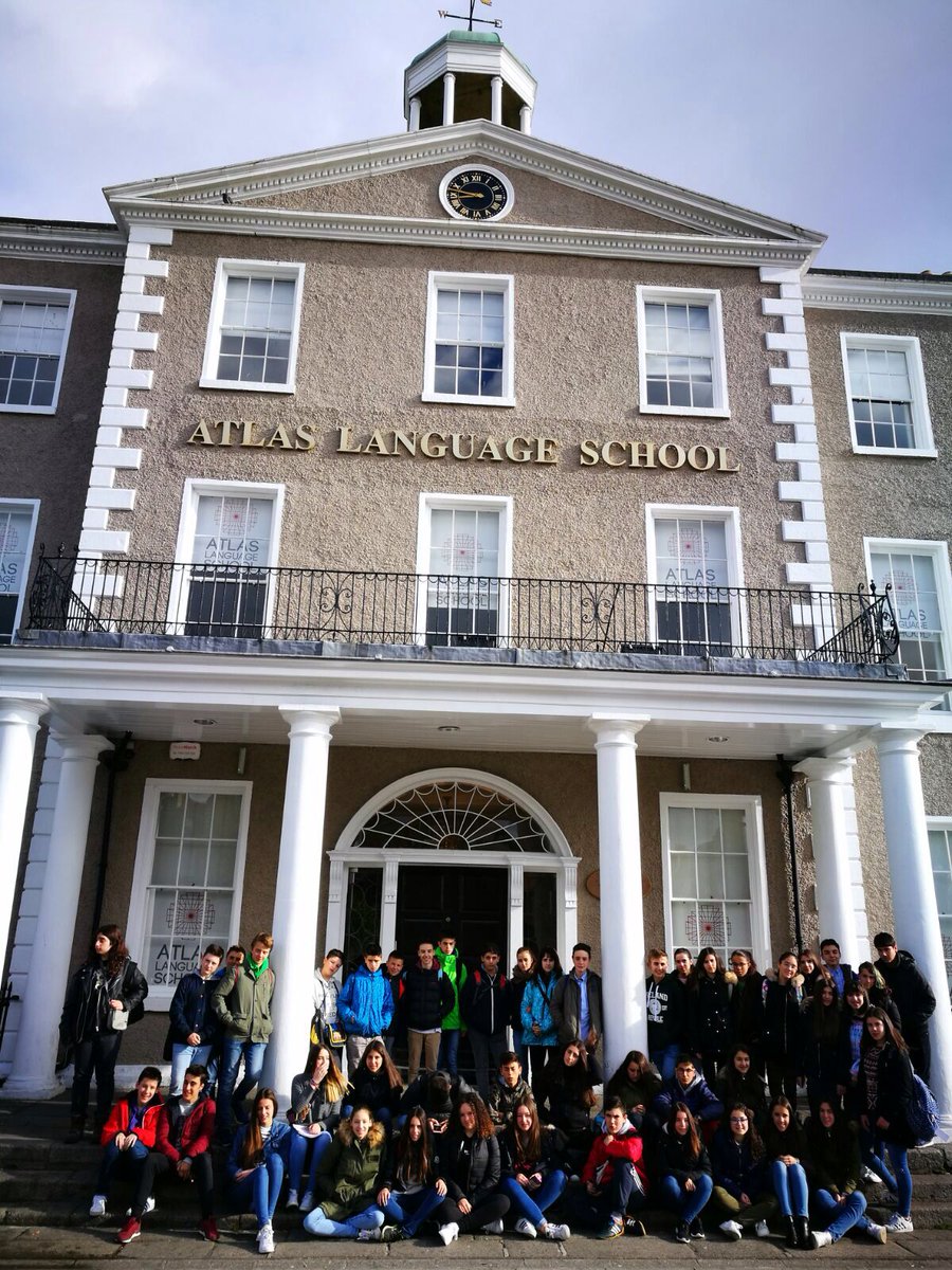 Good morning! Nuestros alumnos de Dublín, esta mañana, antes de entrar a clase. Enjoy yourselves!