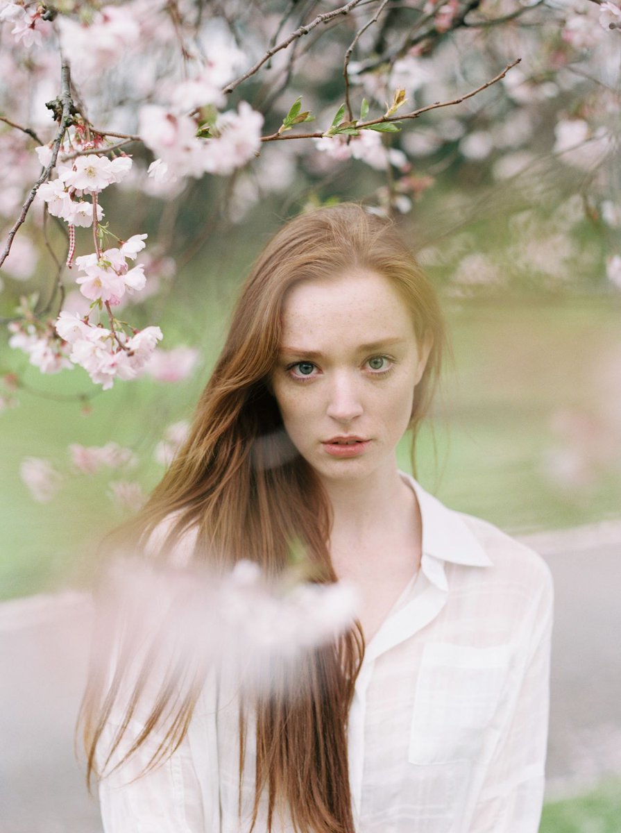 We're feeling very happy today in the Springtime blossom. This portrait by <a href="/vlboudoir/">Verona Lain</a> captures the season perfectly buff.ly/2oyXNAZ