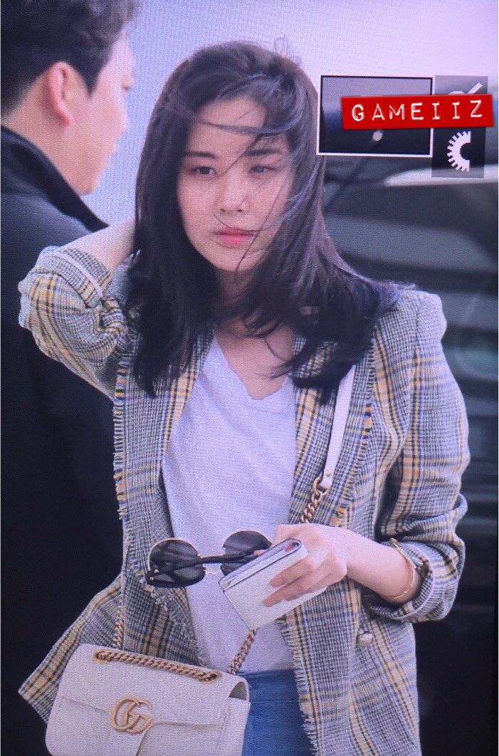 [PIC][29-04-2017]Yuri và SeoHyun khởi hành đi Thái Lan để tham dự “PANTENE Thailand Exclusive Meet & Greet” tại Pantene Dome Central World Plaza vào chiều nay C-ka5lZU0AEb2c2
