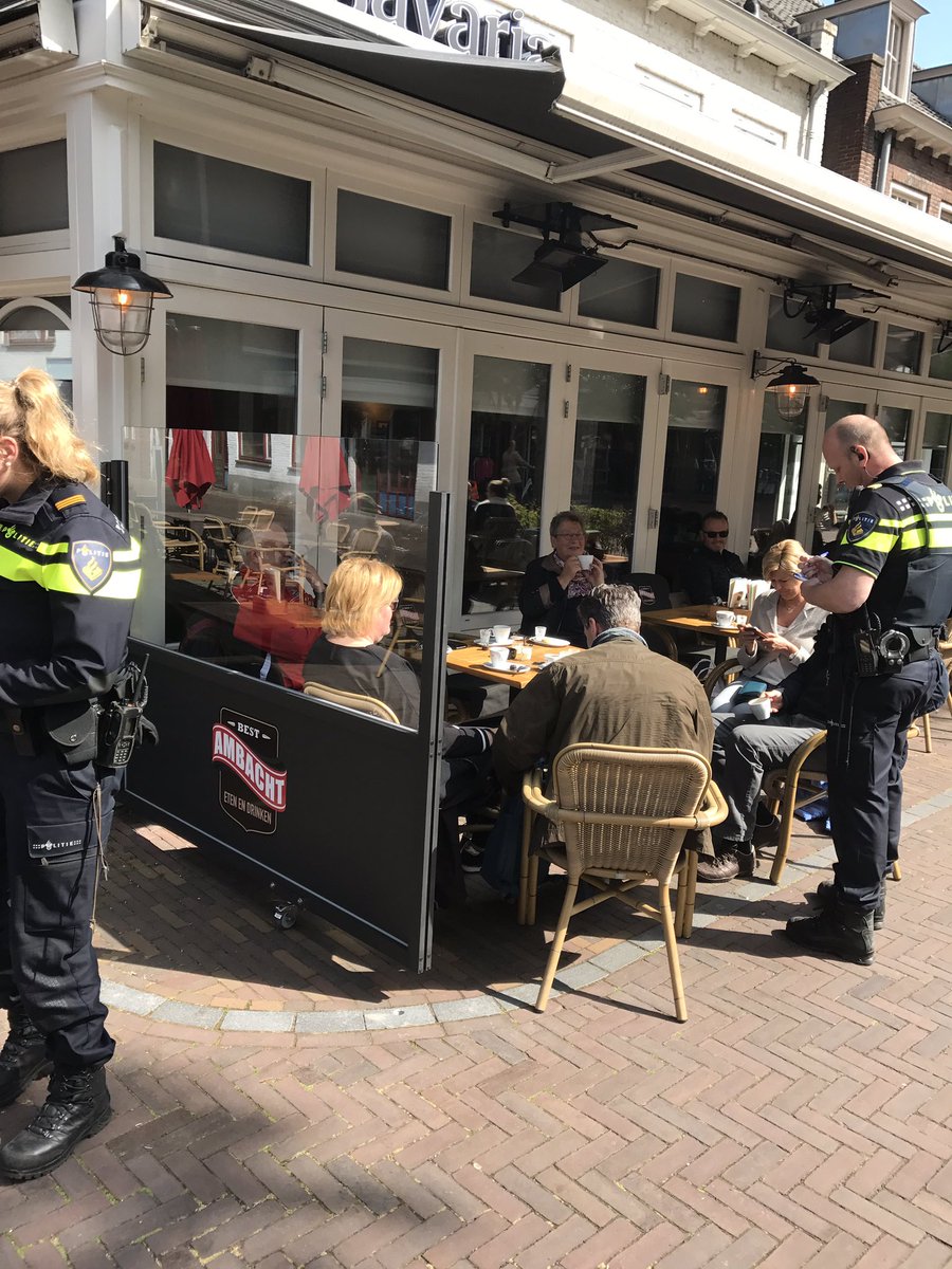 LeonKennis's tweet photo. #BestOpen betrapt in #Hoofdstraat #CentrumBest. Teveel koffie ? https://t.co/0ZmGblcrLB