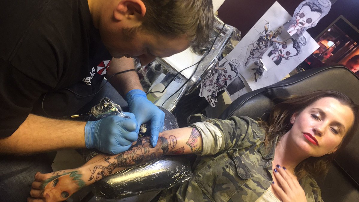 ooohjebus's tweet image. The sleeve is almost complete 👌