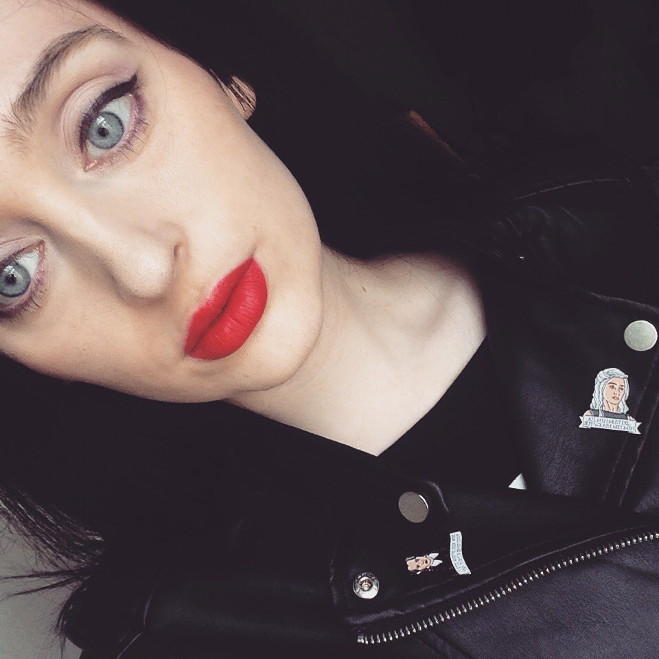 #GameOfThrones &amp; #AddamsFamily pins from <a href="/PunkyPins/">Punky Pins</a> today with some #LimeCrime lipstick and #KatVonD eyeshadow 🖤