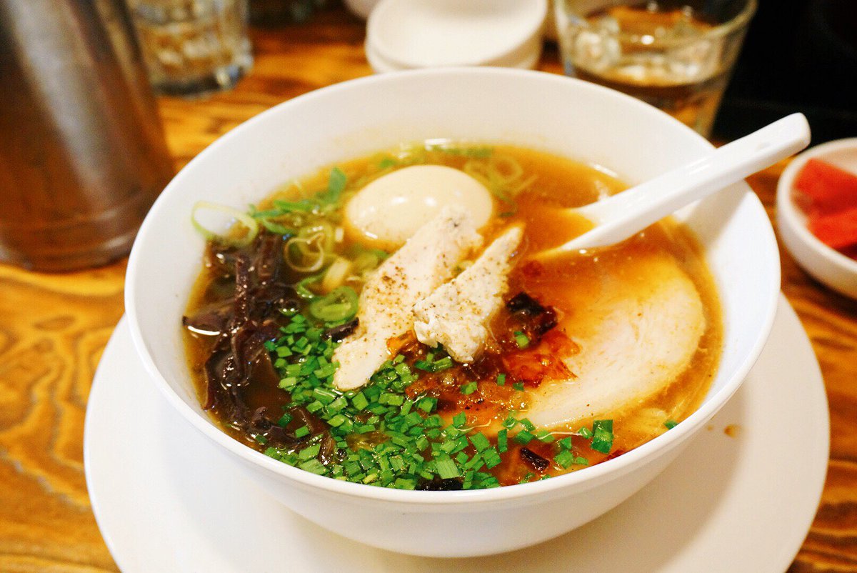 list_yang's tweet image. 합정/오레노라멘
극강의 맛이다. 이가격에 이렇게 맛있는데 면추가조차 무료다. 쇼유라멘,토리파이탄 두 메뉴만 팔지만 두메뉴가 각각 면이 다르다. 맑은것을 좋아한다면 쇼유, 걸죽한걸 좋아한다면 토리파이탄 추천. 올라가는 닭고기가 예술이다. 자세한건 답글로