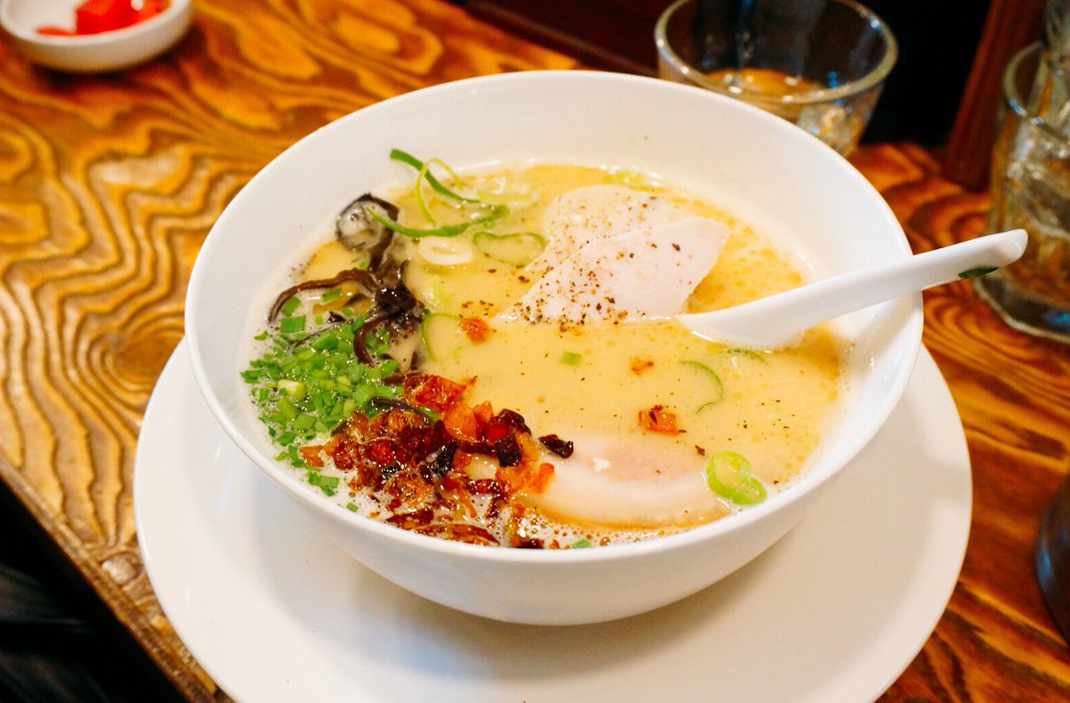 list_yang's tweet image. 합정/오레노라멘
극강의 맛이다. 이가격에 이렇게 맛있는데 면추가조차 무료다. 쇼유라멘,토리파이탄 두 메뉴만 팔지만 두메뉴가 각각 면이 다르다. 맑은것을 좋아한다면 쇼유, 걸죽한걸 좋아한다면 토리파이탄 추천. 올라가는 닭고기가 예술이다. 자세한건 답글로