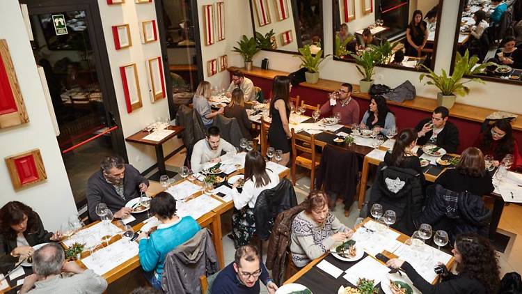 Puede que en Madrid no tengamos playa, pero tenemos chiringuitos con su arena y todo como el <a href="/Cafedelrey22/">Café del Rey</a> ow.ly/J8IT30bdQL7