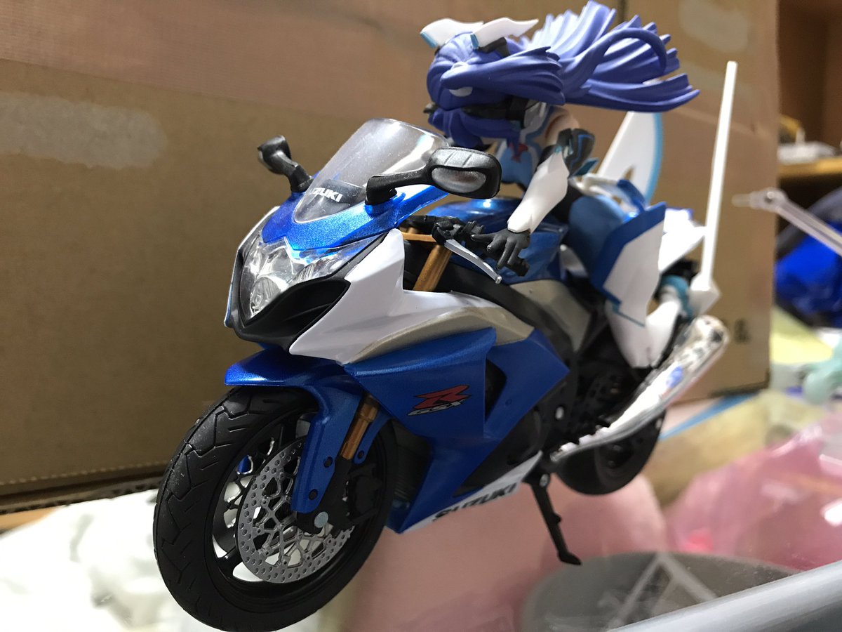 ひーりゃん Figma翼さんの可動域が狭すぎてどうバイクに乗せようか考えた結果 バイクと合体して仮面ライダーみたいになった シンフォギア