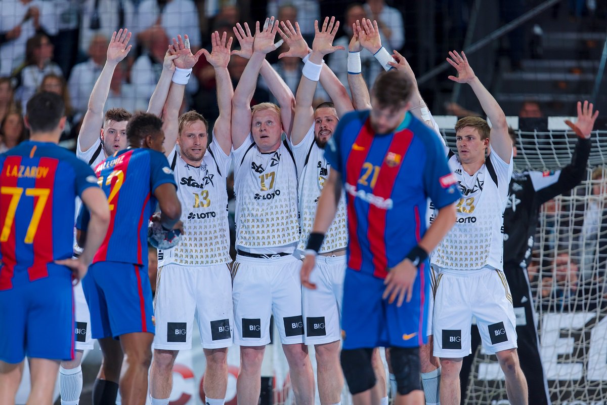 Matchday! Seite an Seite für das #VELUXEHFFINAL4! Ab 18:30 Uhr (live bei @HandballSky ) Daumendrücken für die Zebras! #WirSindKiel #FCBTHW
