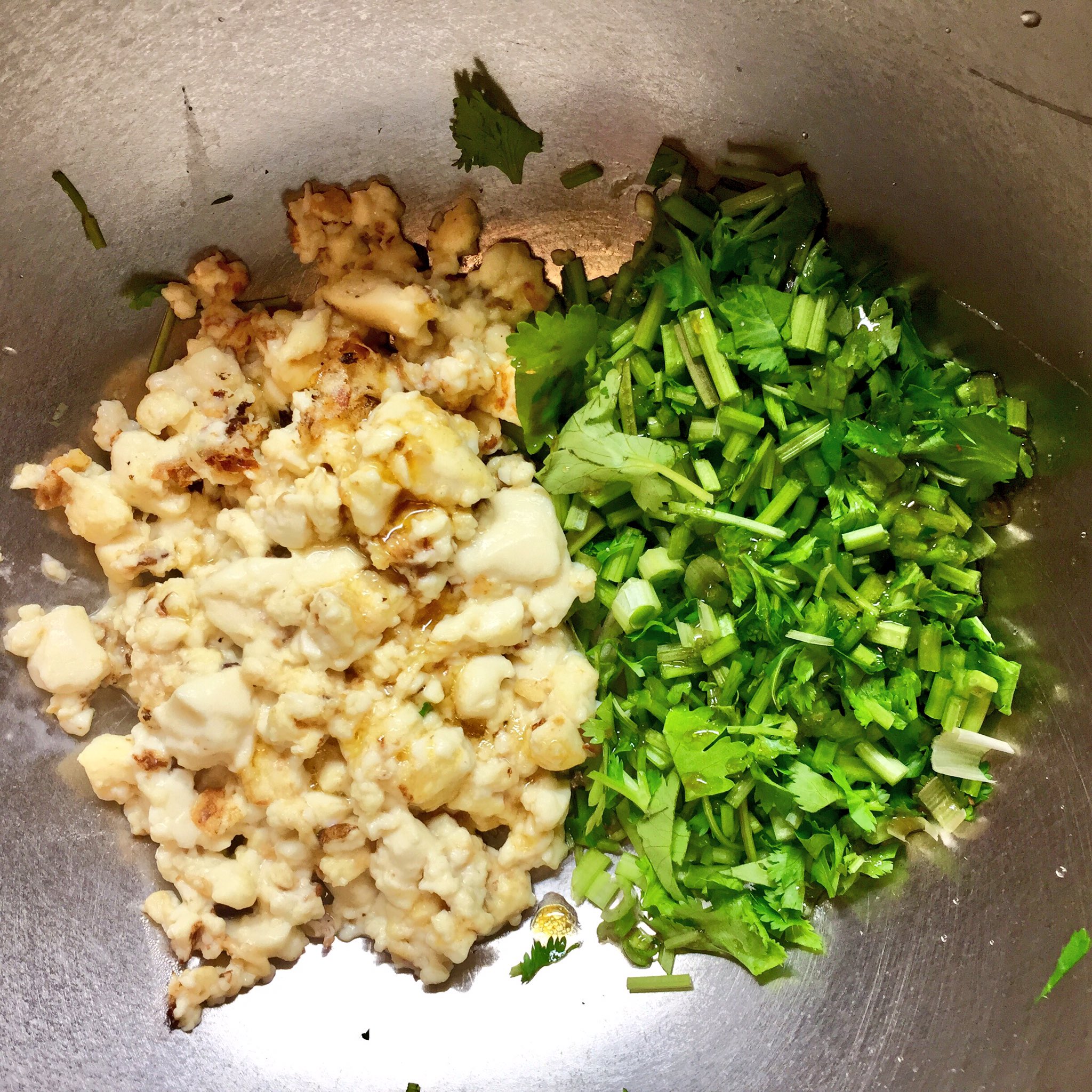 おりえさんのツイート 茎を味わうパクチーと炒り豆腐のサラダ オリーブ油 みりん 醤油を攪拌しドレッシングを作る パクチーは根を落としよく洗い葉を別皿に移し 茎を細かく刻む 豆腐は水切りをし フライパンで乾煎りし粒状鶏ガラを少々加えてよく混ぜる 茎豆腐