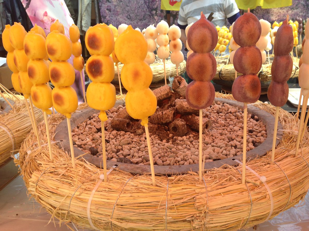 鱗 弘前さくらまつりといったら 僕は焼きだんごなのです 今年はよもぎ 4 28 青森 弘前 弘前公園 桜 焼き だんご 花より団子 鱗 弘前さくらまつりといったら 僕は焼きだんごなのです 今年はよもぎ 4 28 青森 弘前 弘前公園 桜 焼き だんご 花より団子