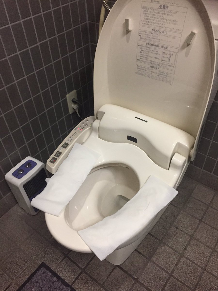 リボルバーズ 丸谷 V Twitter 店のトイレの便座に座る時 トイレットペーパーをここに置いて自分の尻を汚れから守る人僕以外に居ません たまにアルコールスプレーとか置いてる店もありますが なんか信用できないんですよね